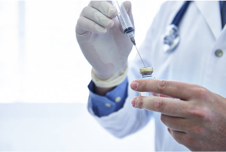 doctor con revisando material para la seguridad paciente