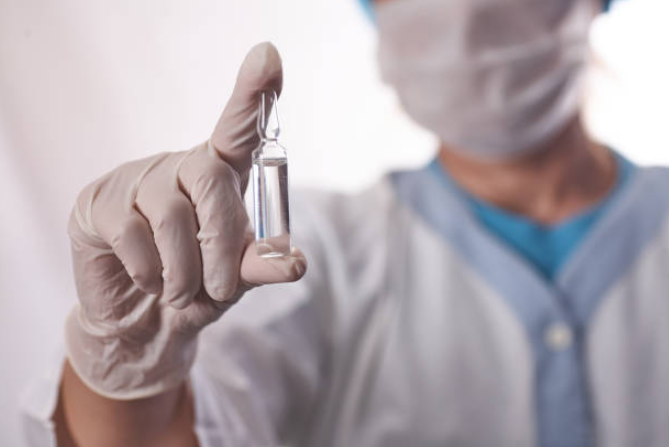 doctora con equipo de sedación